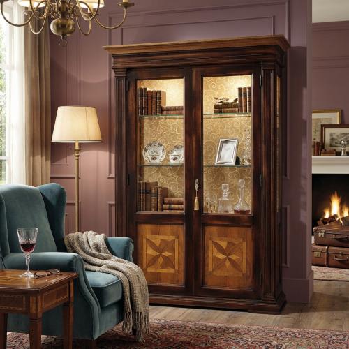 Vetrina di Lusso Barocca a Doppia Porta in Vetro con Finitura Noce Scuro - Mobili Barocchi Vista lifestyle di Luxury Group International