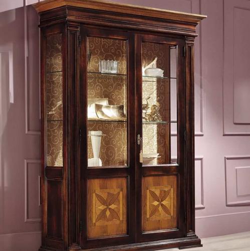 Vetrina di Lusso Barocca a Doppia Porta in Vetro con Finitura Noce Scuro - Mobili Barocchi Vista laterale di Luxury Group International