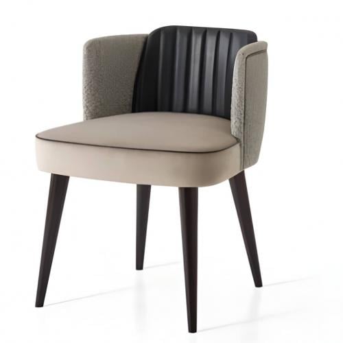 Luxuriöser gepolsterter Esstischsessel in Beige mit geriffelter Lederrückenlehne und sich verjüngenden dunklen Holzbeinen