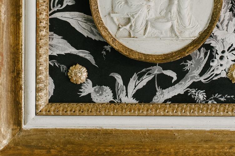 Luxus Schwarze Botanische Medaillon-Wandkunst mit Antikgold-Rahmen und Reliefdesign von Luxury Group International