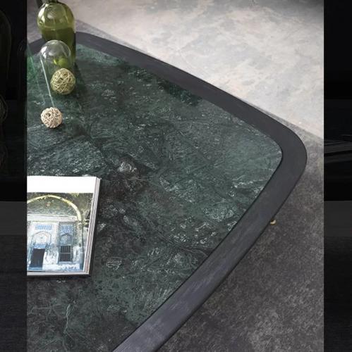 Table Basse de Luxe Noire et Verte avec Accents en Laiton Antique et Plateau en Marbre par Luxury Group International
