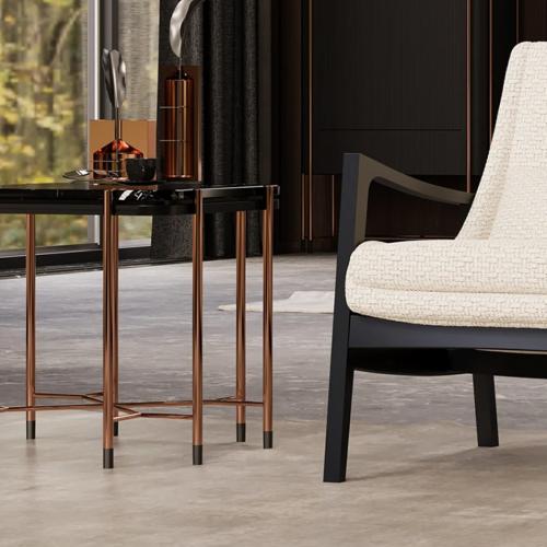 Luxus Beistelltisch mit quadratischer schwarzer Marmorplatte und Beinen mit Kupferfinish von Luxury Group International