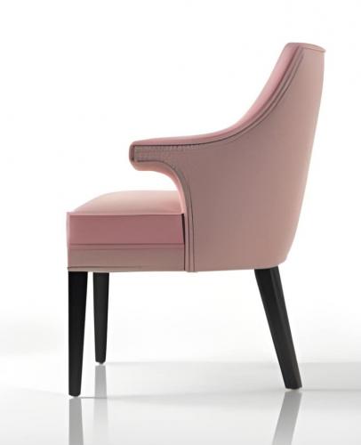 Luxus gepolsterter Esstischsessel in Blush Pink mit geformten Armlehnen und schwarzen Holzbeinen von Luxury Group International