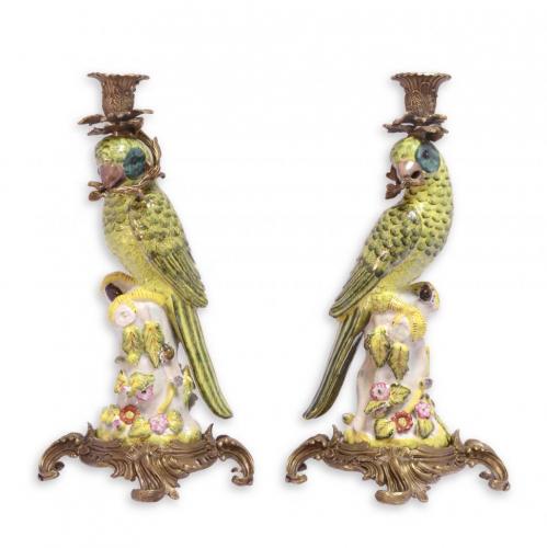 Pareja de Candelabros de Porcelana con Montura de Bronce de Lujo en Forma de Loro Vista frontal por Luxury Group International