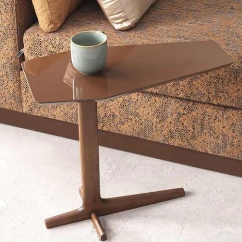 Luxus Braun C-förmiger Beistelltisch aus Walnuss mattiertem Holz mit abgerundeten Ecken von Luxury Group International