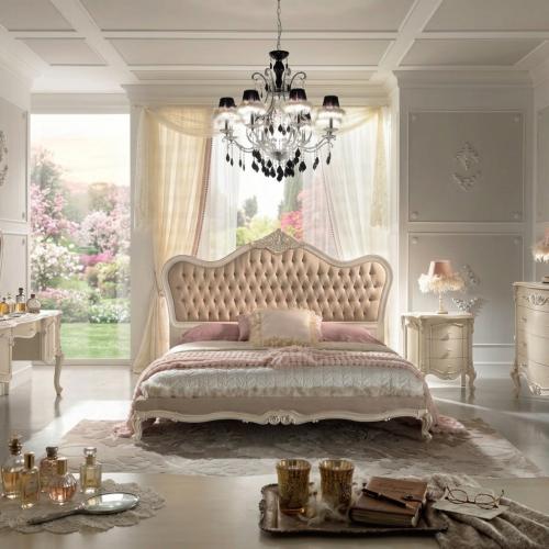 Luxus Barockbett in Elfenbein mit Knopfheftung und Polsterkopfteil im Skulptierten Rahmen - Barockmöbel Lifestyle-Ansicht von Luxury Group International