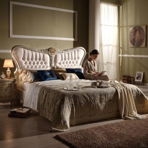 Luxus Barockbett mit silberner Knopfheftung und geschwungenem Flügel-Kopfteil mit Polsterung – Barockmöbel Lifestyle-Ansicht von Luxury Group International