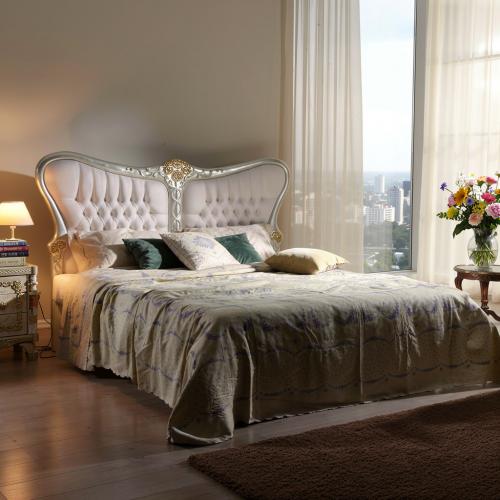 Luxus Barockbett mit silberner Knopfheftung und geschwungenem Flügel-Kopfteil mit Polsterung – Barockmöbel Lifestyle-Ansicht von Luxury Group International