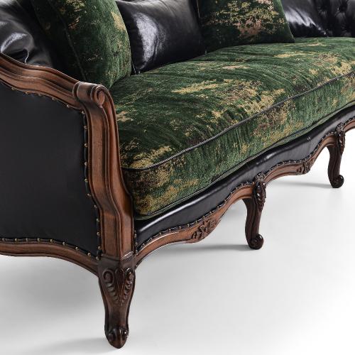 Sofá de Terciopelo de Lujo Tallado para 3 Personas con Paneles de Cuero en Estructura de Madera Barroca Vista detalle por Luxury Group International