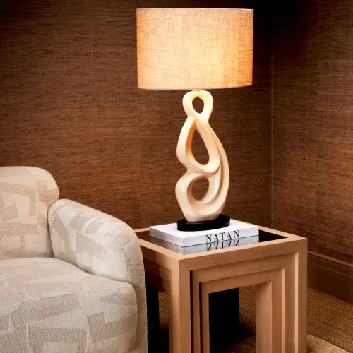 Lampada da tavolo di lusso in ceramica bianca con paralume ovale H. 89 cm di Luxury Group International
