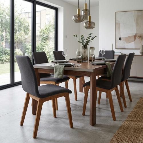 Chaise de Salle à Manger de Luxe en Tissu Charbon avec Pieds en Chêne Naturel Vue lifestyle par Luxury Group International