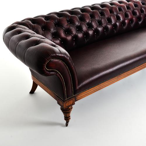Sofá Chesterfield de Lujo en Cuero Burdeos con Respaldo Profundamente Capitoneado y Patas con Ruedas de Latón Vista superior por Luxury Group International