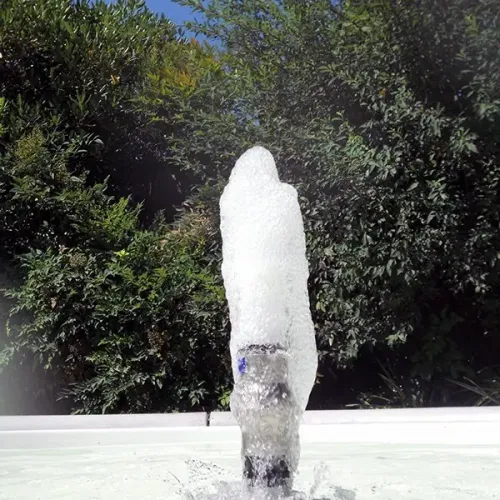 Luxus Barockbrunnen mit rundem Becken und zentraler vertikaler Wasserfontäne – Barockbrunnen Detailansicht von Luxury Group International