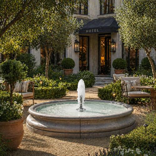 Luxus Barockbrunnen mit rundem Becken und zentraler vertikaler Wasserfontäne – Barockbrunnen Lifestyle-Ansicht von Luxury Group International