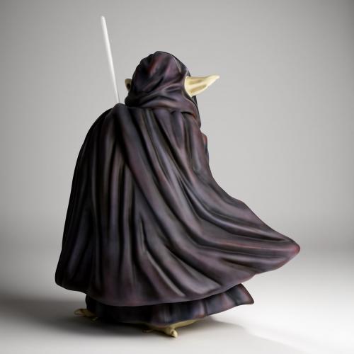 Scultura di Guerriero Incappucciato di Lusso con Lama Illuminata - Scultura Moderna Vista posteriore di Luxury Group International