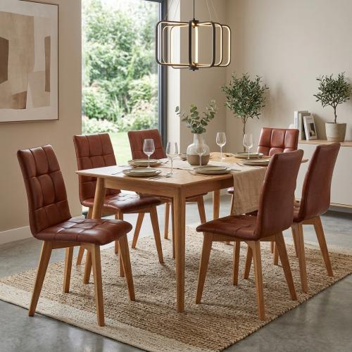 Chaise de Salle à Manger de Luxe en Cuir Cognac avec Pieds en Bois Artisanaux et Dossier Matelassé Vue lifestyle par Luxury Group International
