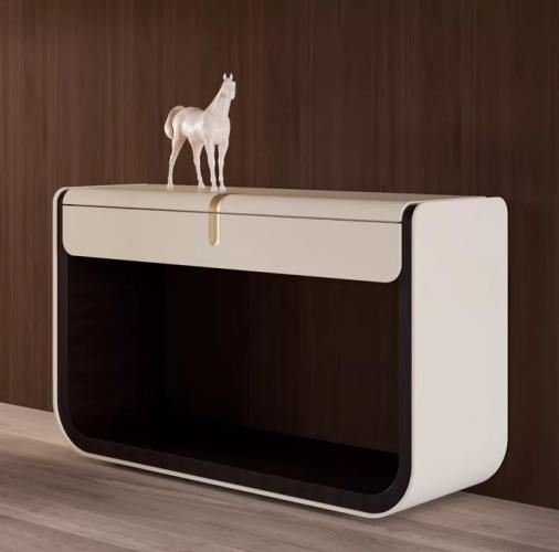 Console de luxe crème et noire avec languette centrale et panneau ouvert encadré par Luxury Group International