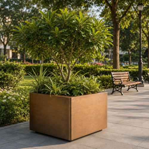 Luxus Würfel-Pflanzgefäß mit quadratischem Design 70 cm – Gold- & Patinierter Messing-Finish Lifestyle-Ansicht von Luxury Group International