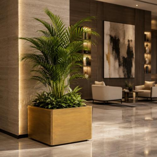 Luxus Würfel-Pflanzgefäß mit quadratischem Design 70 cm – Gold- & Patinierter Messing-Finish Lifestyle-Ansicht von Luxury Group International