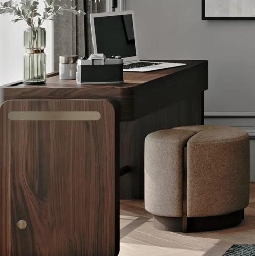 Luxuriöser dunkelbrauner Holzschreibtisch in mattem Holz mit rechteckiger Tischplatte von Luxury Group International