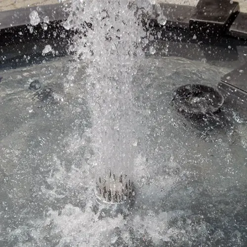 Fuente Barroca de Piedra Oscura de Lujo con Cuenca Elevada y Columna de Agua Multi-Chorro - Fuente Barroca Vista detalle por Luxury Group International