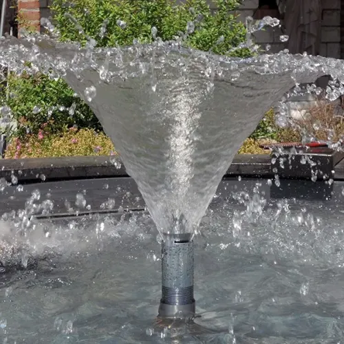 Fuente Barroca Circular de Piedra Oscura de Lujo con Efecto de Agua en Vórtice - Fuente Barroca Vista detalle por Luxury Group International