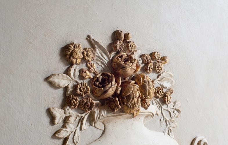 Luxus Dekoratives Wandkunst-Panel mit Ornamentaler Floraler Klassischer Reliefgestaltung – Gold, Grau, Weiß von Luxury Group International