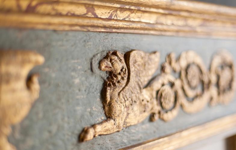 Luxus Dekoratives Wandkunst-Panel mit Ornamentaler Floraler Klassischer Reliefgestaltung – Gold, Grau, Weiß von Luxury Group International