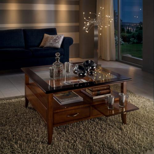 Table Basse Design de Luxe avec Plateau en Verre et Rangement Multi-Compartiments Finition Noyer Vue lifestyle par Luxury Group International