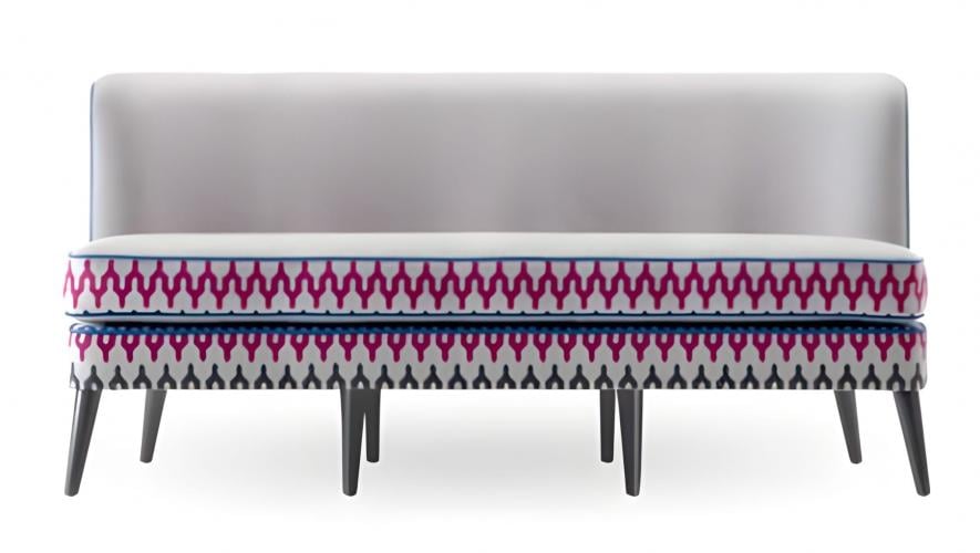 Luxuriöses Designer-Sofa mit Polsterung, geometrischen Zierleisten und schwarzen, konisch zulaufenden Beinen von Luxury