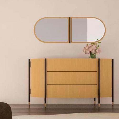 Cómoda de Lujo con 4 Puertas Natural / Negro / Latón - Mobiliario Elegante para Hoteles por Luxury Group International