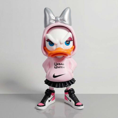 Luxus Ente Mädchen Skulptur mit urbanem Streetwear-Ästhetik in zeitgenössisch moderner Form – Moderne Skulptur Vorderansicht von Luxury Group International