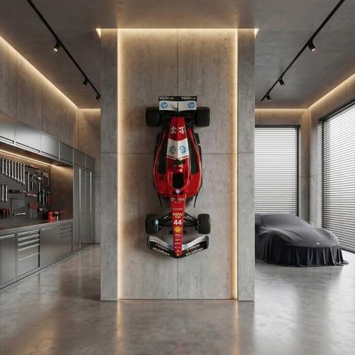 Luxus Formel-Rennwagen Moderne Skulptur mit Wandmontage-Design – Moderne Skulptur Vorderansicht von Luxury Group International