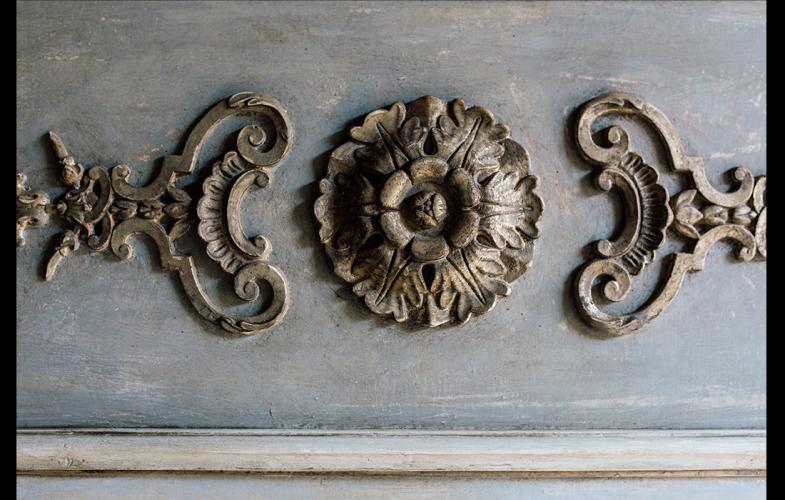 Luxuriöses französisches Boiserie-Relief-Wandpaneel mit antiken grauen und goldenen Akzenten von Luxury Group International