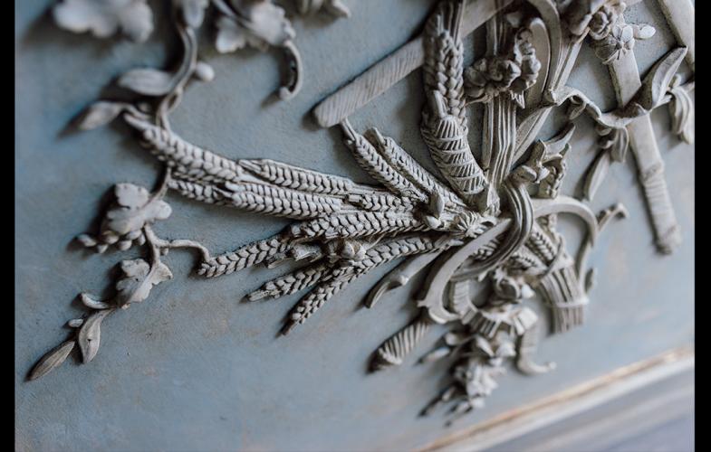 Luxuriöses französisches Boiserie-Relief-Wandpaneel mit antiken grauen und goldenen Akzenten von Luxury Group International