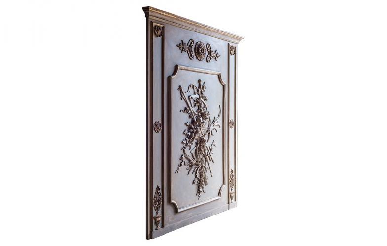 Luxuriöses französisches Boiserie-Relief-Wandpaneel mit antiken grauen und goldenen Akzenten von Luxury Group International