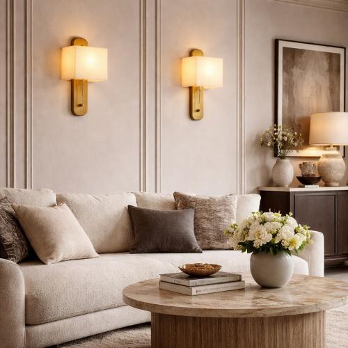 Lampada da parete rettangolare in alabastro bianco con cornice dorata e finitura in ottone antico di Luxury Group International