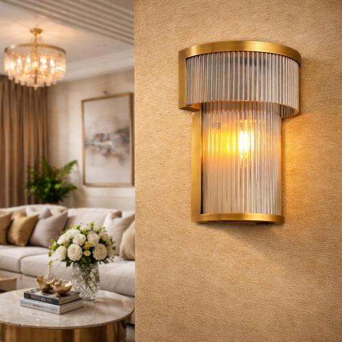 Lampada da parete di lusso con cornice dorata e vetro rigato in ottone antico di Luxury Group International
