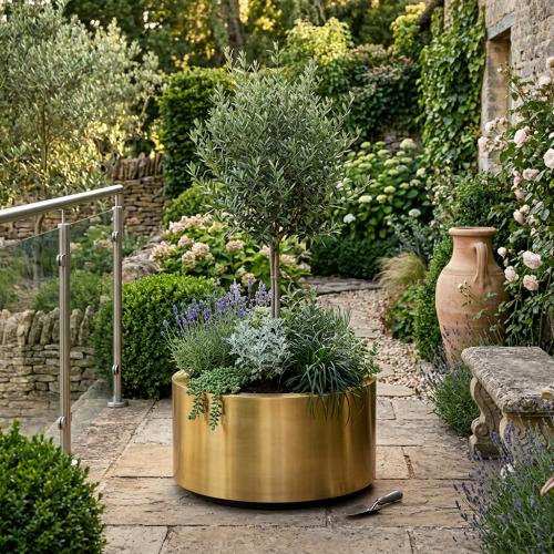 Luxus Großer Runder Pflanzkübel mit Zylindrischem Design Ø 90 cm – Gold- & Patinierter Messing-Finish Lifestyle-Ansicht von Luxury Group International