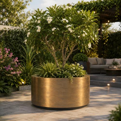 Luxus Großer Runder Pflanzkübel mit Zylindrischem Design Ø 90 cm – Gold- & Patinierter Messing-Finish Lifestyle-Ansicht von Luxury Group International