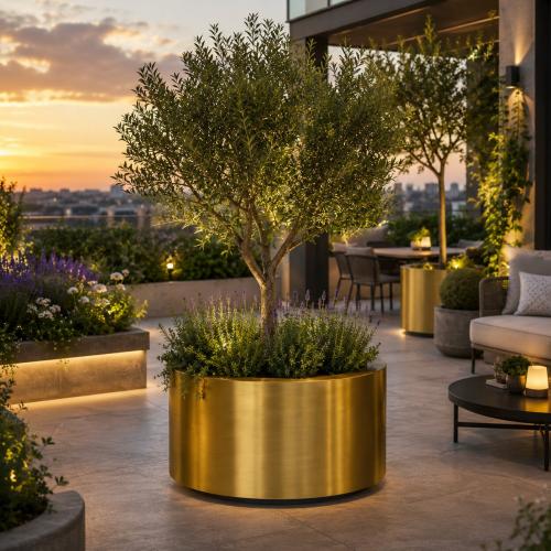 Luxus Großer Runder Pflanzkübel mit Zylindrischer Silhouette Ø 140 cm – Gold- & Patinierter Messing-Finish Lifestyle-Ansicht von Luxury Group International