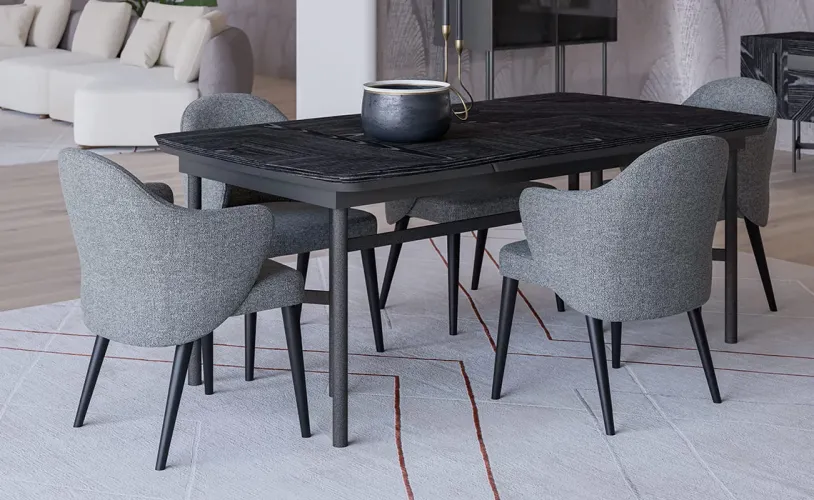 Luxus grauer gepolsterter Esszimmerstuhl mit schwarzen Holzbeinen Lifestyle-Ansicht von Luxury Group International