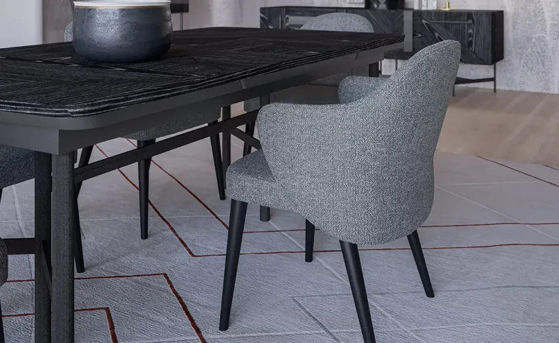 Luxus grauer gepolsterter Esszimmerstuhl mit schwarzen Holzbeinen von Luxury Group International