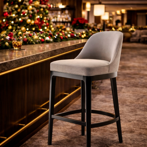 Tabouret de bar de luxe gris rembourré avec dossier incurvé dans un cadre en bois noir poli avec repose-pieds par Luxury Group International