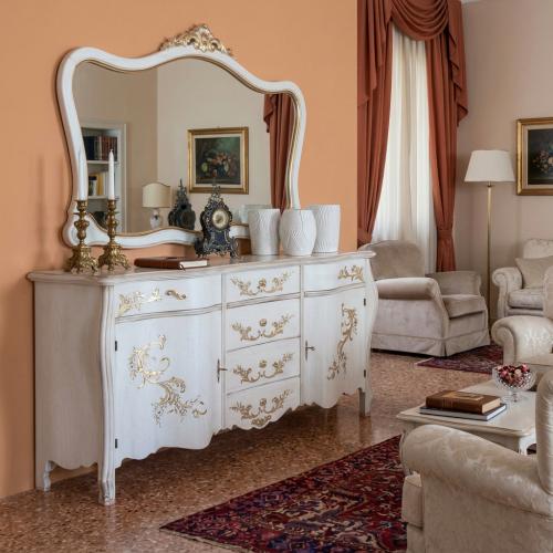 Buffet Baroque Blanc de Luxe Peint à la Main avec Incrustations Florales Dorées & Rangement Multi-Tiroirs - Meuble de Salon Vue lifestyle par Luxury Group International