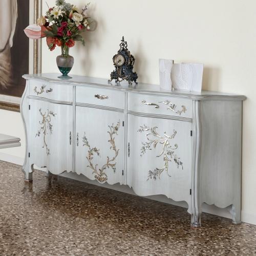 Mobile Barocco Bianco di Lusso Dipinto a Mano con Intarsi Floreali Argento e Silhouette Curva - Mobile Multi-Storage Vista frontale di Luxury Group International