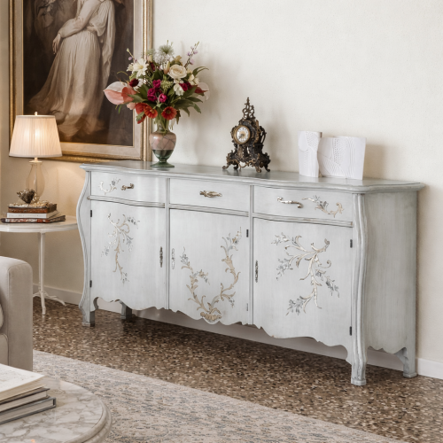 Buffet Baroque Blanc de Luxe Peint à la Main avec Incrustations Florales Argentées & Silhouette Courbée - Meuble Multi-Rangements Vue lifestyle par Luxury Group International