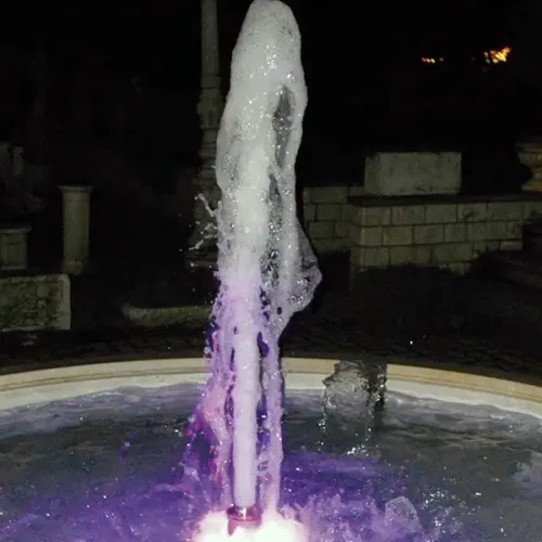Luxus Illuminierte Runde Barock-Wasserfontäne mit Zentralem Fontänenstrahl – Barockbrunnen Detailansicht von Luxury Group International