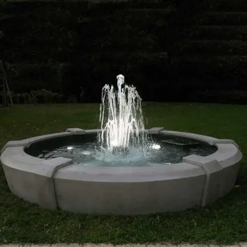 Fuente Barroca Circular Iluminada de Piedra Gris Claro con Sistema de Chorros Multi-Arco - Fuente Barroca Vista frontal por Luxury Group International