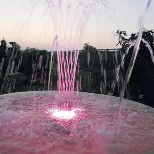 Luxus Illuminierte Mehrstufige Barock-Wasserfontäne mit Zentraler Schalenkaskade und Bogenstrahlen – Barockbrunnen Detailansicht von Luxury Group International